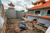 Chùa Linh Sơn đang tích cực thi công, sửa chữa lại các hạng mục để sớm bàn giao mặt bằng cho dự án mở rộng quốc lộ 22 được triển khai đúng tiến độ - Ảnh: Tánh Minh