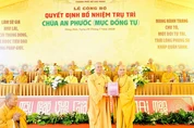 Thượng tọa Thích Thiện Quý trao quyết định bổ nhiệm trụ trì chùa An Phước đến Hòa thượng Thích Hiển Chơn