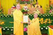 Thượng tọa Thích Thông Đạo trao quyết định bổ nhiệm trụ trì Thanh Phước đến Đại đức Thích Pháp Nguyên