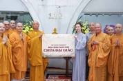 Đại diện Tập đoàn Vingroup trao bảng hiến cúng, bàn giao căn nhà cho chùa Đại Giác (phường Phú Nhuận, TP.HCM) - Ảnh: Nguyên Tài/BGN
