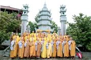 Chư tôn đức tông môn Hòa An lưu niệm tại bảo tháp Hòa thượng Thích Từ Ý trong khuôn viên tổ đình Hòa An (TP.Đà Nẵng)