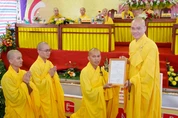 Thượng tọa Thích Thông Đạo trao quyết định bổ nhiệm trụ trì chùa Giác Sư đến Đại đức Thích Thông Niệm