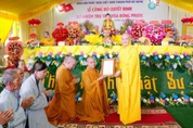 Thượng tọa Thích Thông Đạo trao quyết định bổ nhiệm trụ trì chùa An Thành đến Đại đức Thích Thuận Trí