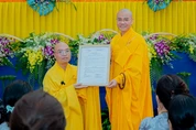 Thượng tọa Thích Thông Đạo trao quyết định bổ nhiệm trụ trì chùa Giác Nguyên đến Đại đức Thích Thị Thuận