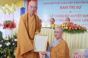 Thượng tọa Thích Huệ Khai trao quyết định bổ nhiệm trụ trì chùa Long Giao đến Ni sư Thích nữ Như Thanh