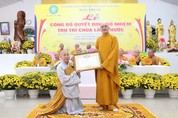 Thượng tọa Thích Lệ Lạc trao quyết định bổ nhiệm trụ trì chùa Lâm Phước đến Ni trưởng Thích Nữ Như Hải