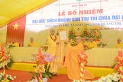 Hòa thượng Thích Tánh Nhiếp trao quyết định bổ nhiệm trụ trì chùa Đại An Khê đến Đại đức Thích Khánh Sơn