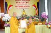 Thượng tọa Thích Trí Thọ trao quyết định thành lập điểm sinh hoạt tôn giáo tập trung Hồng Ân đến Đại đức Thích Minh Tiến