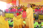 Hòa thượng Thích Minh Nhật trao quyết định bổ nhiệm trụ trì chùa Viên Đức đến Đại đức Thích Nhuận Hạnh