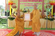 Thượng tọa Thích Trí Thọ trao quyết định thành lập điểm sinh hoạt tôn giáo tập trung đạo tràng Phước Điền đến Đại đức Thích Thiện Tâm