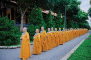 Từng bước chân chánh niệm trong giờ thiền hành