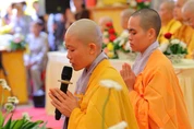 Sư cô Thích nữ Thuần Niệm, tân trụ trì chùa Thi Ông dâng lời phát nguyện