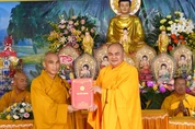 Thượng tọa Thích Nhuận Pháp trao quyết định thành lập chùa Bửu Quang đến Đại đức Thích Nhuận Văn