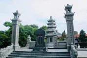 Bảo tháp Trưởng lão Hòa thượng Thích Huệ Ấn trong khuôn viên chùa Phổ Quang (Huế)