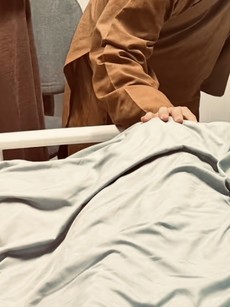 Vấn nạn khoe ảnh cá nhân bên các bậc tôn túc cao niên khiếm an trên mạng xã hội: "Xin hãy dừng lại!"