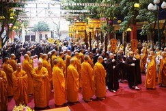Nghiệp sư và giới tử cung nghinh chư tôn đức Giới sư quang lâm