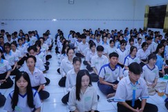 Học sinh thực tập thiền định để giữ bình tĩnh trước kỳ thi