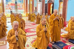 Hòa thượng Thích Thanh Tùng hướng dẫn chư hành giả niêm hương, đảnh lễ Tam bảo