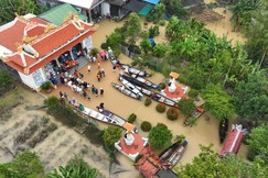 Trao hơn 400 phần quà đến người dân tại chùa Giáp Đông (phường Kim Trà, TP.Huế) - Ảnh: Trương Vững