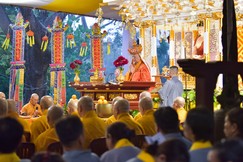 Hòa thượng Thích Lệ Trang làm Gia trì sư đăng đàn chẩn tế, hồi hướng siêu tiến anh linh các anh hùng, liệt sĩ, chiến sĩ, đồng bào đã an táng tại Nghĩa trang Đô Thành cũ - Ảnh: Quảng Đạo/BGN