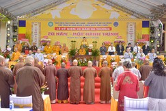 Chư tôn đức dành một phút tưởng niệm cố Trưởng lão Hòa thượng Thích Minh Châu, các vị giáo sư, giáo thọ sư, Tăng Ni sinh đã viên tịch - Ảnh: Quảng Đạo/BGN