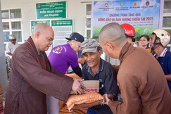 Người dân tỉnh Đắk Lắk (Phú Yên cũ) hoan hỷ đón nhận phần quà từ Thượng tọa Thích Thanh Phong - Ảnh: Quảng Đạo/BGN