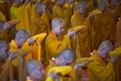 Các giới tử xả mạn y và được trao truyền tam y, bình bát, tọa cụ và đãy lọc nước để chính thức trở thành Tỳ-kheo - Ảnh: Quảng Đạo/BGN