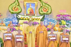 Ban Tổ chức Đại giới đàn Chơn Thành tặng phần thưởng đến các giới tử Tỳ-kheo đạt thành tích cao trong kỳ khảo hạch - Ảnh: Quảng Đạo/BGN