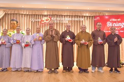 Các tác giả nhận quà tri ân của Câu lạc bộ Phóng viên - Cộng tác viên Báo Giác Ngộ tại buổi lễ tổng kết chuyên mục "Đi cùng Giác Ngộ" chiều 27-12- Ảnh: Quảng Đạo/BGN