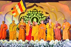 Chư vị giáo phẩm lãnh đạo GHPGVN trao quyền đăng cai Đại lễ Vesak Liên Hiệp Quốc 2026 cho lãnh đạo Hiệp hội Phật giáo Trung Quốc trước sự chứng kiến của lãnh đạo các tổ chức Phật giáo quốc tế - Ảnh: Quảng Đạo/Báo Giác Ngộ