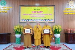 Tặng kỷ niệm chương tri ân đến chư tôn đức lãnh đạo Ban Trị sự GHPGVN H.Hóc Môn