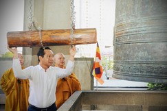 Chủ tịch UBND TP.HCM Nguyễn Văn Được thỉnh chuông hòa bình tại chùa Vĩnh Nghiêm trong nghi lễ cầu quốc thái dân an sáng 1-7-2025 - Ảnh: Như Danh/BGN