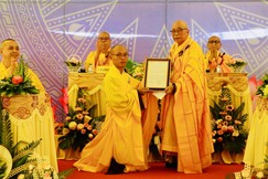 Hòa thượng Thích Thiện Tấn trao quyết định bổ nhiệm trụ trì chùa Hải Lộc đến Đại đức Thích Nguyên Đại