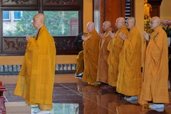 [Video] Đức Pháp chủ GHPGVN quang lâm Việt Nam Quốc Tự chứng minh Lễ Bố-tát của chư Tăng