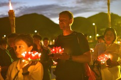 Người dân, du khách quốc tế tham dự Lễ cầu nguyện tại Cầu Tàu 914 - Đặc khu Côn Đảo cùng chư Tăng, lãnh đạo Đảng, Chính quyền TP.HCM - Ảnh: Quảng Đạo/BGN