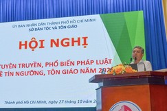 Phó Trưởng phòng Phật giáo - Sở Dân tộc và Tôn giáo TP.HCM Vũ Huy Long thuyết trình tại hội nghị - Ảnh: Nguyên Tài/BGN