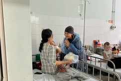 Chia sẻ với bà con tại các bệnh viện ngày 28-10- Ảnh Diệu Trạm