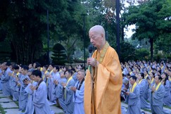 Đại lão Hòa thượng Thích Trí Quảng thân lâm niêm hương, xưng tán danh hiệu và hạnh nguyện của Đức Bồ-tát Quán Thế Âm, hồi hướng đến đồng bào các tỉnh bị thiên tai hoành hành - Ảnh: Bảo Toàn/BGN