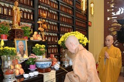 Đại lão Hòa thượng Thích Trí Quảng thắp hương cầu nguyện, tưởng niệm cựu học Tăng Long Nguyệt, đồng liêu Phật học đường Nam Việt, vừa từ trần tại Nhật Bản - Ảnh: Bảo Toàn/BGN