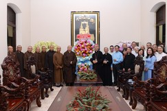 Phái đoàn Ban Trị sự GHPGVN TP.HCM chúc mừng Giáng sinh năm 2025 tại Tòa Tổng Giám mục TP.HCM - Ảnh: Bảo Toàn/BGN