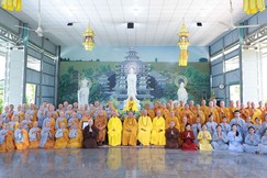 Đoàn chụp hình lưu niệm tại chánh điện tạm của chùa Vạn Thành
