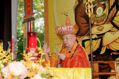 Hòa thượng Thích Lệ Trang, Trưởng ban Nghi lễ T.Ư làm gia trì sư trai đàn chẩn tế - Ảnh: Nguyện Truyền/BGN