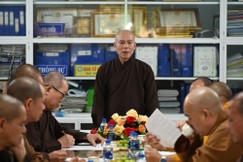 Thượng toạ Thích Nhuận Bảo, Trưởng ban Trị sự GHPGVN tỉnh Quảng Ngãi phát biểu tại phiên họp Ban Thường trực Ban Trị sự tỉnh