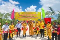 Đoàn cắt băng khánh thành cầu Tường Nguyên 545 tại ấp Giồng Bàn, xã Long Vĩnh, tỉnh Vĩnh Long