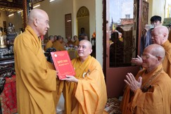 Hòa thượng Thích Nhựt Hỷ trao quyết định bổ nhiệm trụ trì chùa Đại Hạnh đến Thượng tọa Thích Phước Cường