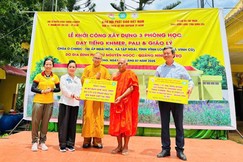 Đại diện chùa Tường Nguyên và đơn vị tài trợ trao bảng ủng hộ xây dựng 3 phòng học tại chùa O Chhuc