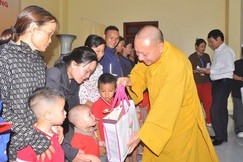 Hòa thượng Thích Gia Quang trao quà cho học sinh tại tỉnh Tuyên Quang