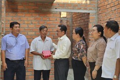 Ông Phạm Minh Tuấn trao quà đến các hộ bị ảnh hưởng giông lốc - Ảnh: MTTP