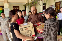 Đại đức Thích Định Tuệ trao quà đến những gia đình khó khăn bị ảnh hưởng bão lũ