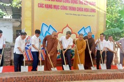 Chư tôn đức và lãnh đạo địa phương thực hiện nghi thức động thổ 